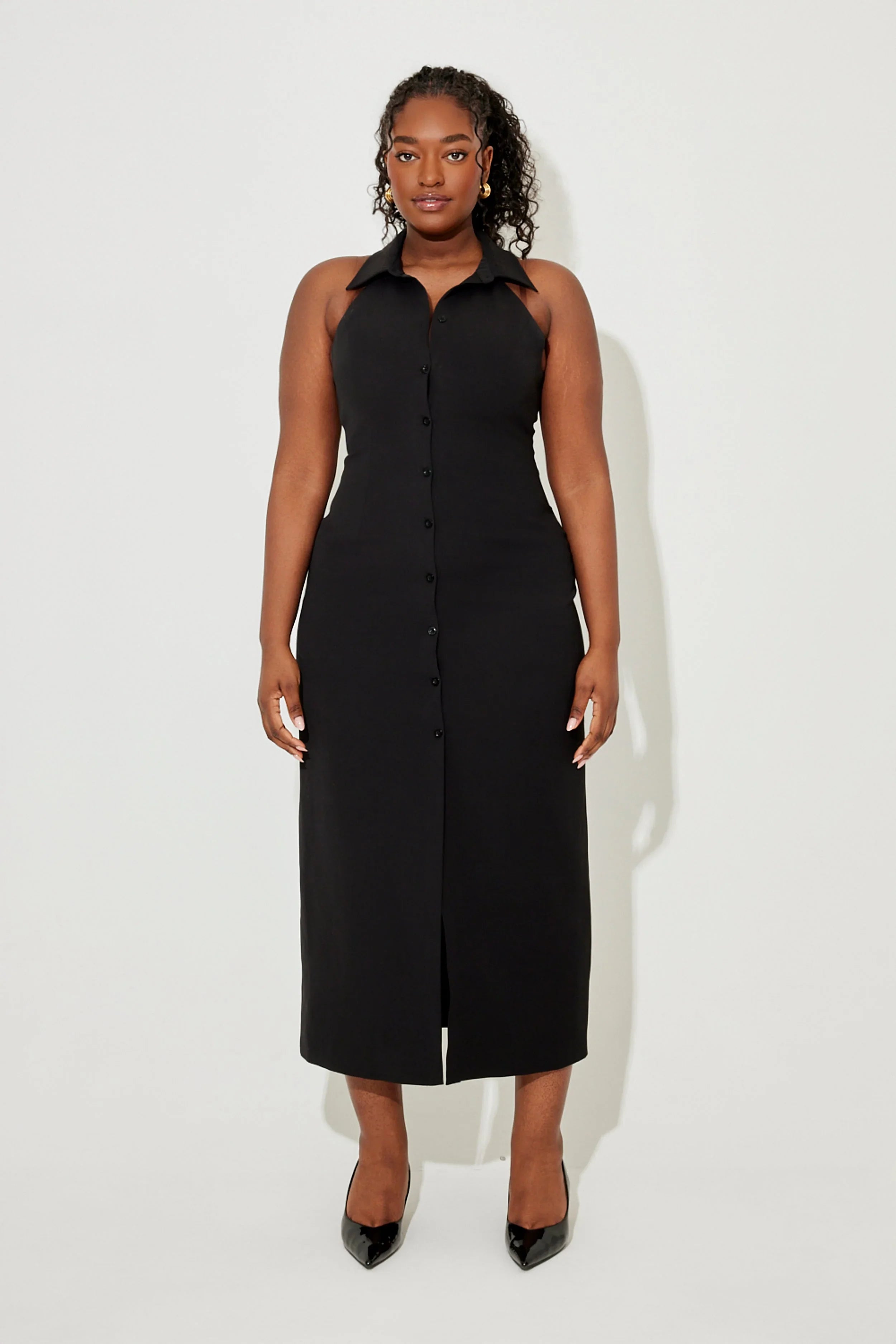 Robe longue sans manches en tissu léger, avec un col en V flatteur et une coupe fluide pour un confort quotidien.