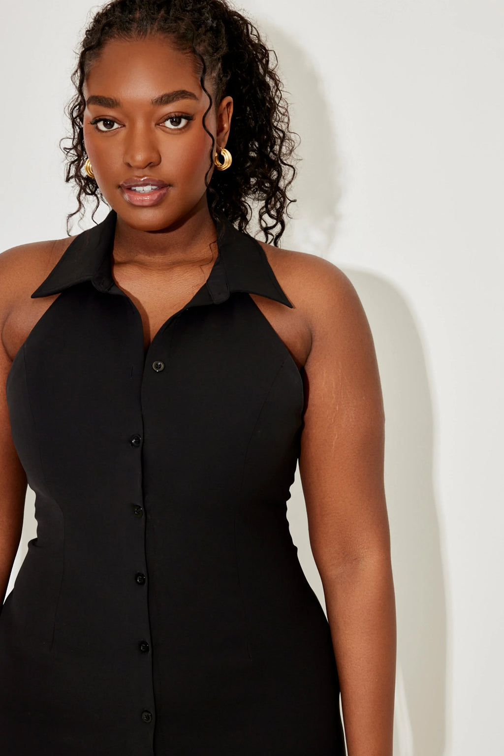 Robe longue sans manches en tissu léger, col en V, coupe élégante et décontractée, idéale pour les journées d'été.