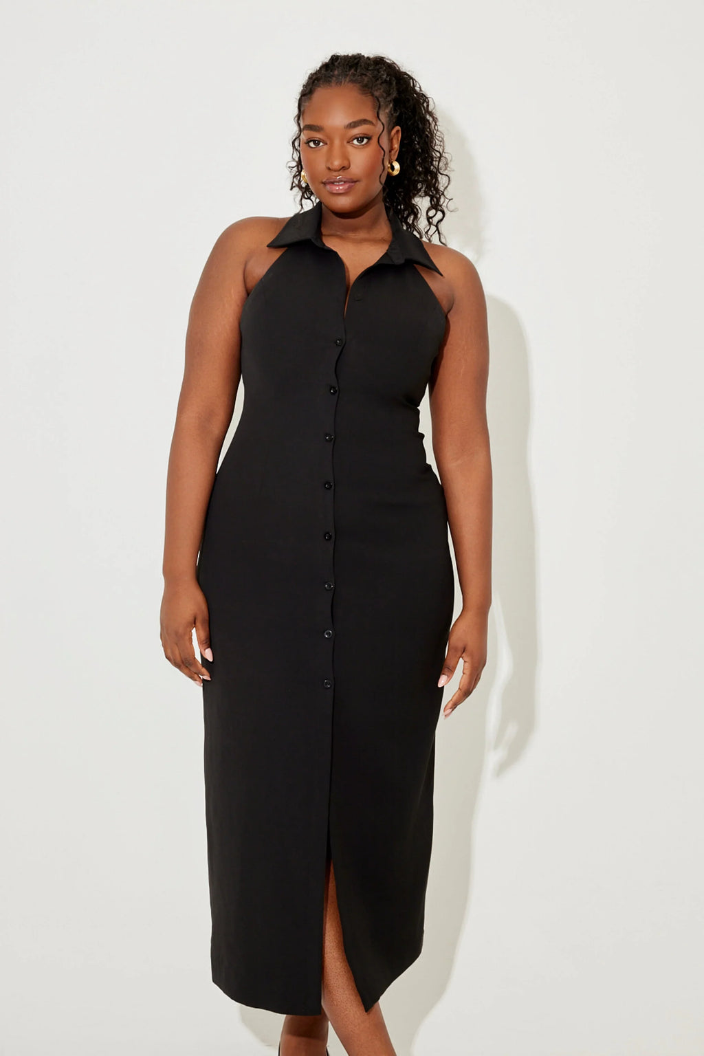 Robe longue sans manches avec col en V, en tissu léger, parfaite pour les journées chaudes et les occasions décontractées.