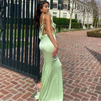 Robe longue en satin, col bénitier, dos ouvert, avec liens latéraux pour un ajustement personnalisé et un style élégant.