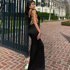 Robe longue en satin, col bénitier, dos ouvert, avec liens latéraux pour un ajustement élégant et confortable.