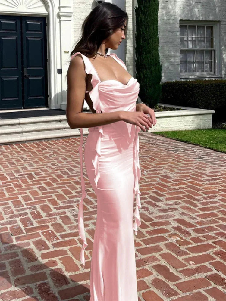 Robe longue en satin avec col bénitier, dos ouvert et liens latéraux, idéale pour un look élégant et décontracté.