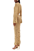 Robe longue dorée avec sequins, manches longues et décolleté plongeant, parfaite pour une soirée élégante.