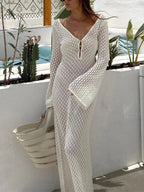 Alt text : Robe longue tricotée en maille douce, avec décolleté en V et manches longues, parfaite pour les jours frais.