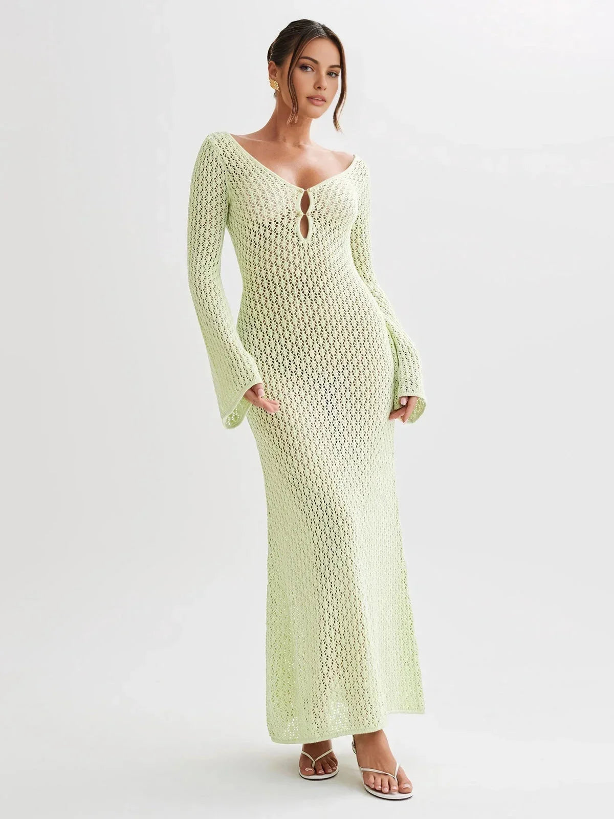 Robe longue en tricot, avec lien au décolleté et manches longues, idéale pour un look décontracté et confortable.