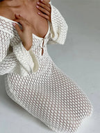 Robe longue en tricot avec décolleté en lien et manches longues, idéale pour une allure décontractée et élégante.