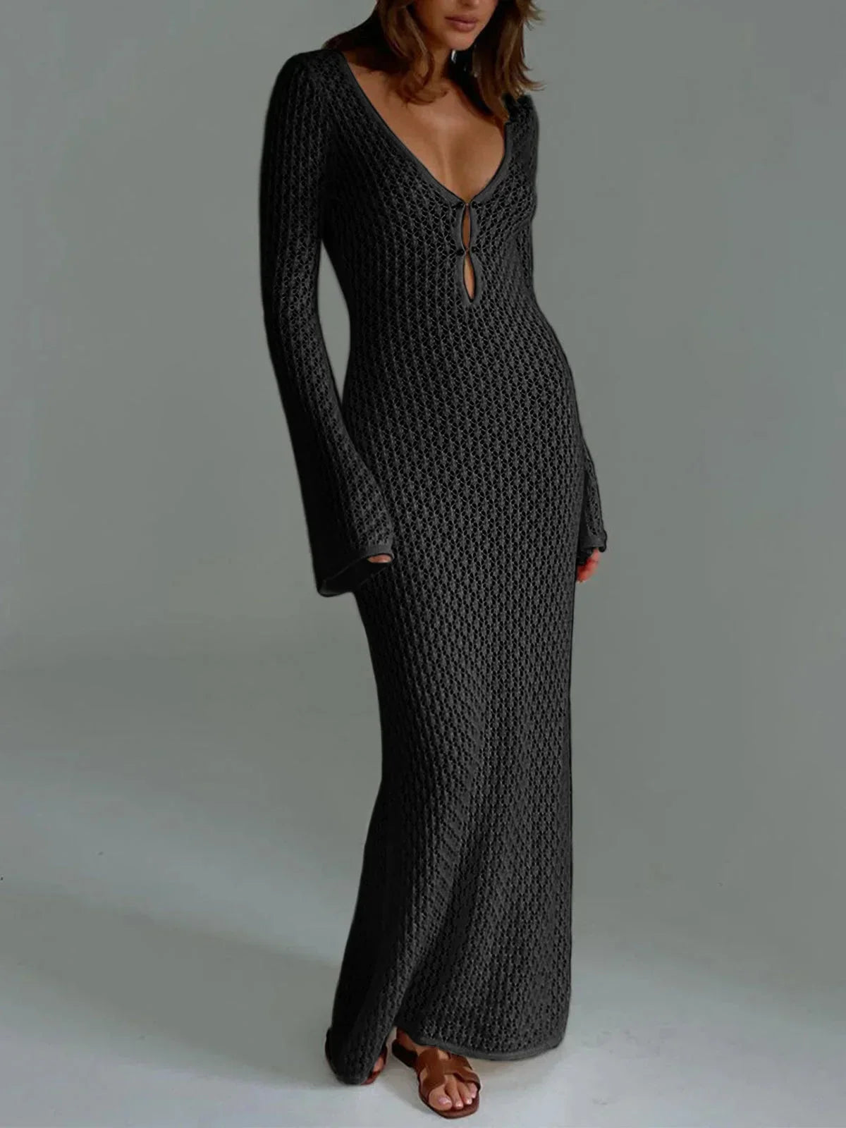 Robe longue tricotée en maille douce, avec lien décolleté et manches longues, parfaite pour un look élégant et confortable.