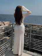 Robe longue tricotée en maille douce, avec un lien décolleté et des manches longues, idéale pour un look décontracté.