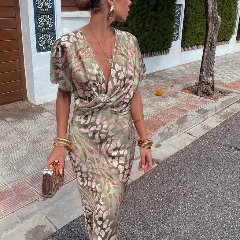 Robe longue verte avec imprimé, col en V, ceinture ajustable, idéale pour les soirées d'été en tissu léger.