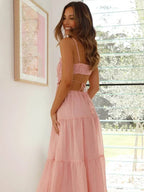 Robe longue à volants en tissu léger, avec cordon ajustable et fines bretelles, idéale pour un été décontracté.