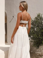 Robe longue à volants en tissu léger, avec cordon à la taille et bretelles fines, idéale pour un look d'été décontracté.