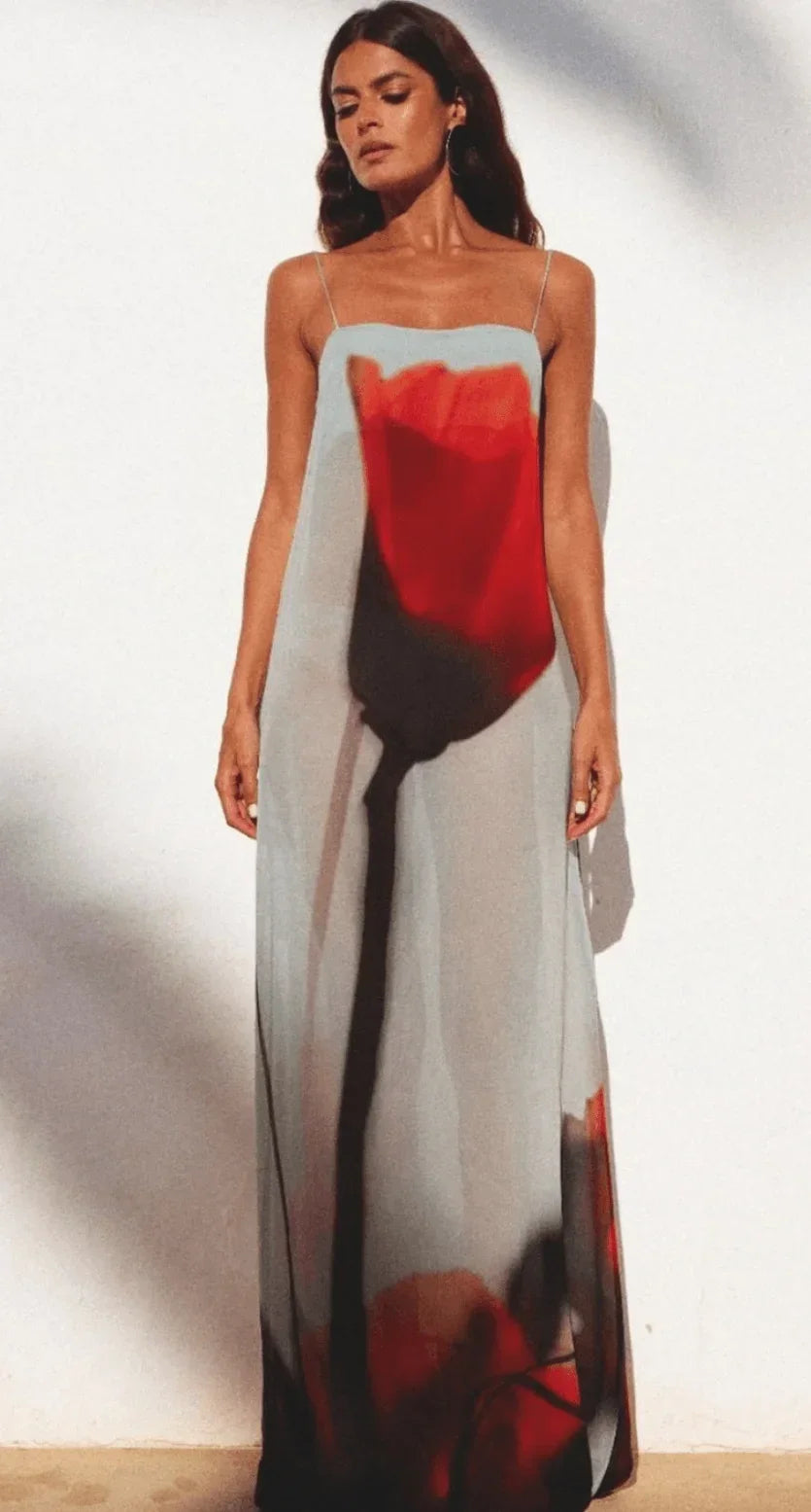 Robe longue flottante rouge et grise, en matériau léger, avec un col droit et un motif abstrait élégant pour un style original.