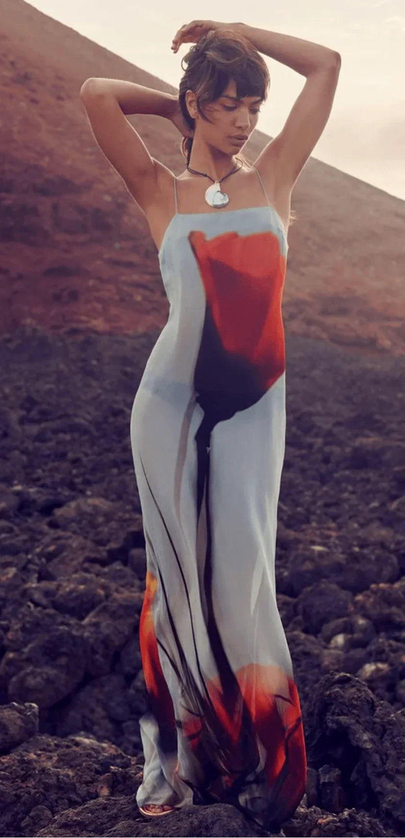 Robe longue en tissu léger, motif abstrait rouge et gris, avec col droit et coupe fluide pour un style décontracté.