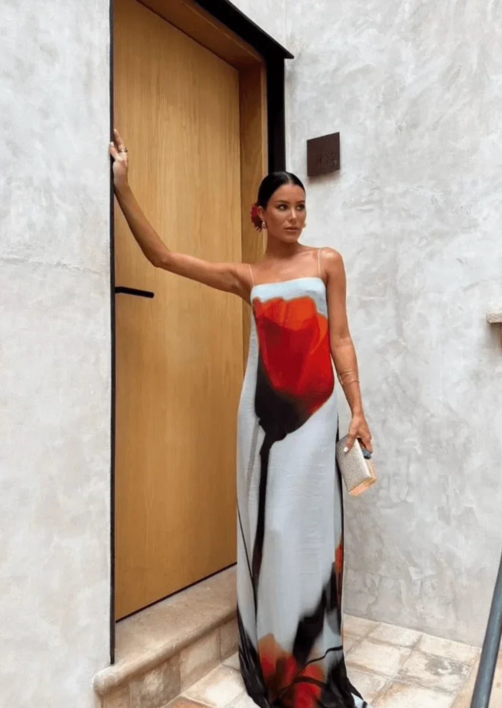 Robe longue en tissu léger, motifs abstraits rouges et gris, col droit, idéale pour les journées d'été.