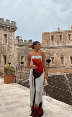 Robe longue rouge et grise à motif abstrait, légère, en tissu fluide, col droit, idéale pour les journées d'été.