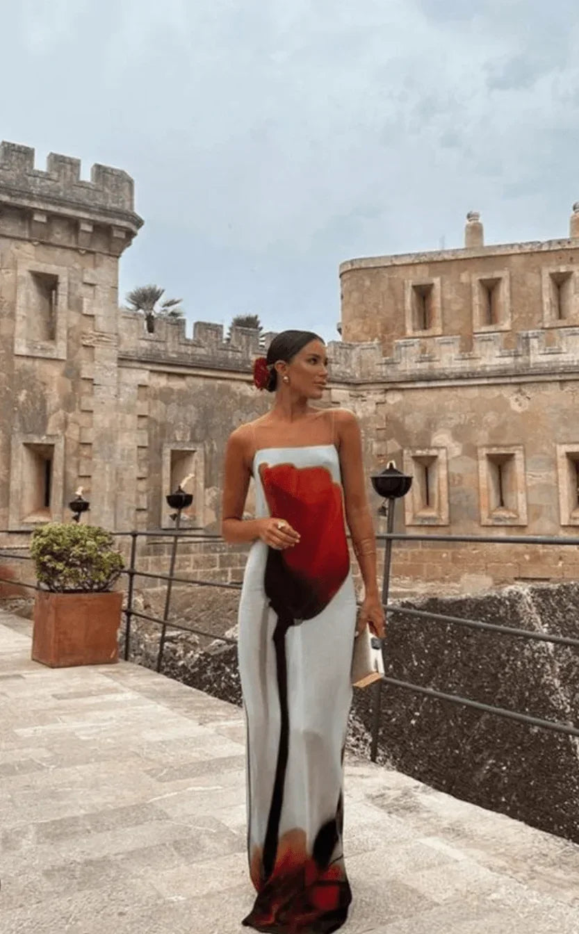 Robe longue rouge et grise à motif abstrait, légère, en tissu fluide, col droit, idéale pour les journées d'été.