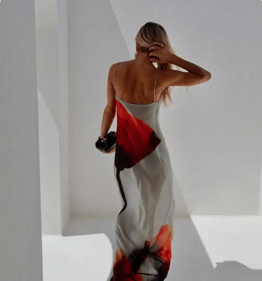 Robe longue flottante rouge et grise à col droit, en tissu léger avec motif abstrait pour un look aéré et stylé.