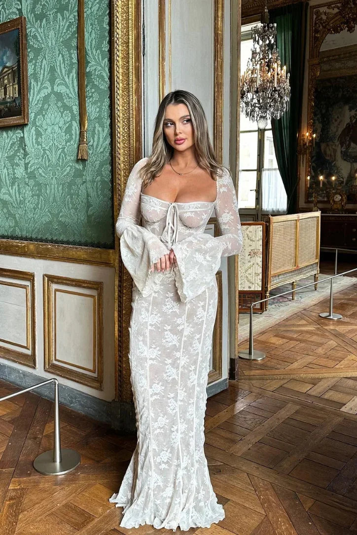 Robe longue blanche en dentelle, ajustée avec manches longues et épaules dénudées, parfaite pour une tenue élégante.