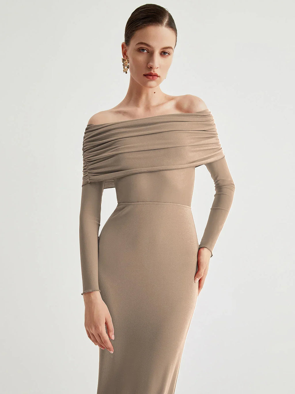 Robe longue ajustée en jersey, manches en mesh et épaules dénudées, idéale pour une allure élégante et féminine.