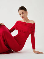 Robe longue ajustée en tissu léger, manches en mesh et épaules dénudées pour un look élégant et aéré.