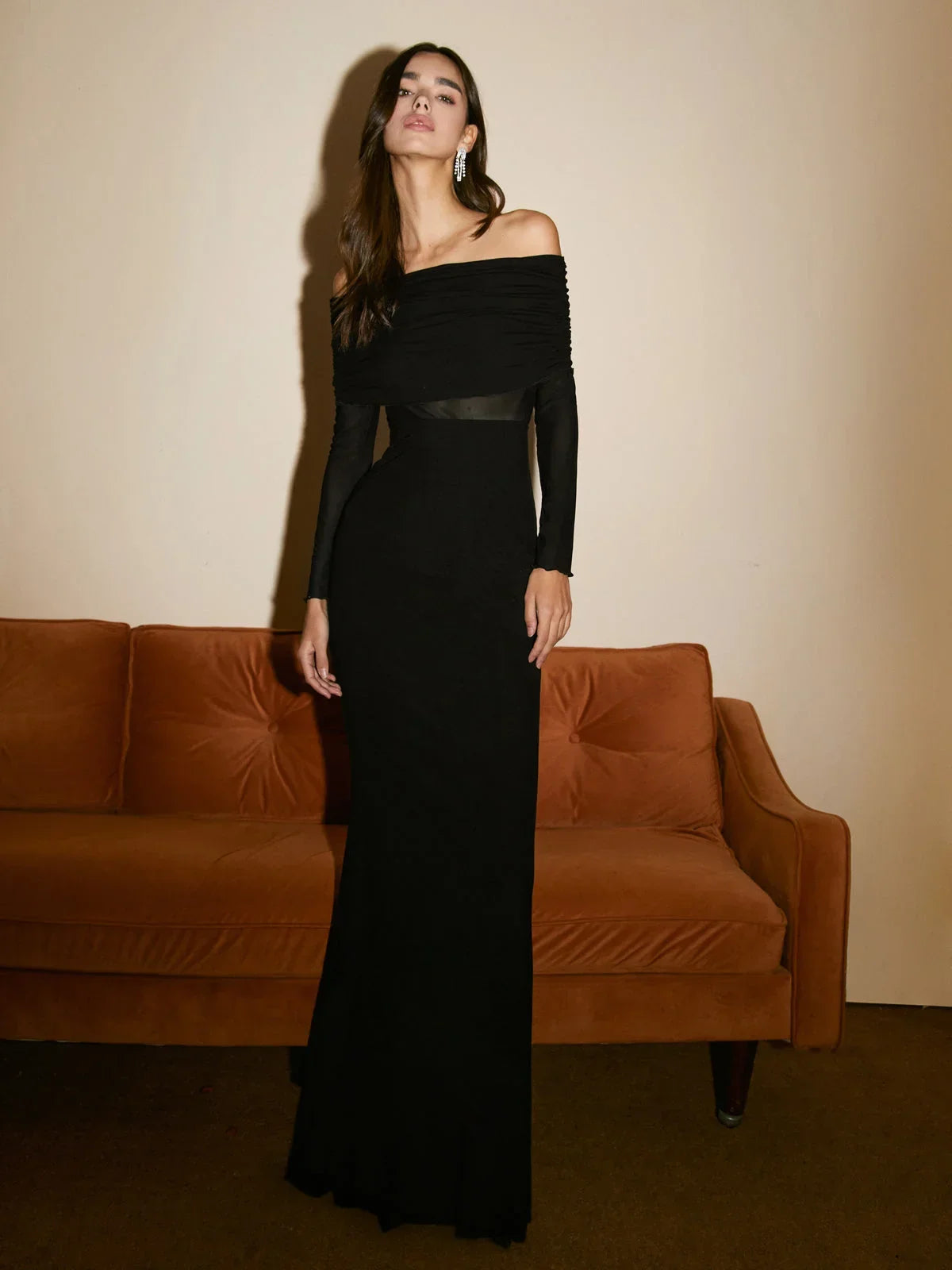 Robe longue ajustée en jersey avec manches en mesh et épaules dénudées, idéale pour une occasion estivale.