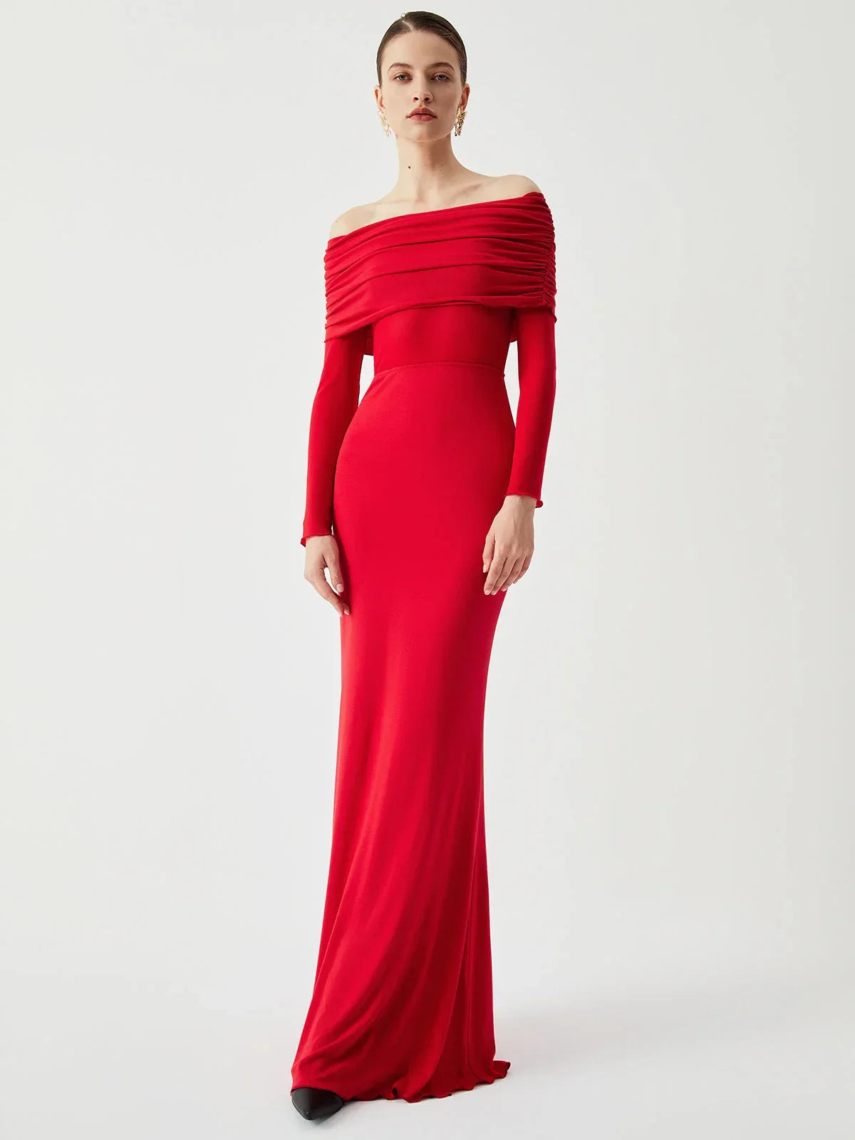 Robe longue ajustée en tissu léger, avec manches en mesh et épaules dénudées pour un look élégant et moderne.