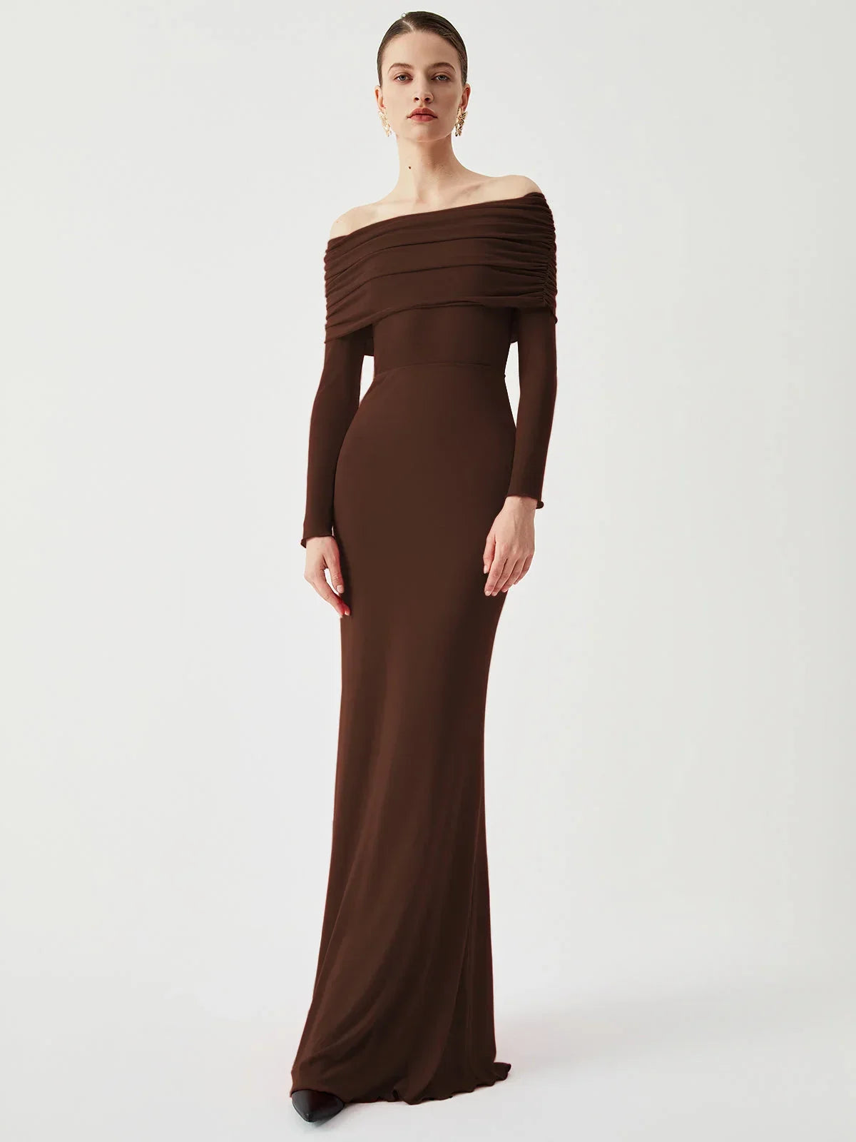 Robe longue ajustée en tissu léger, manches en mesh et épaules dénudées pour une allure chic et moderne.