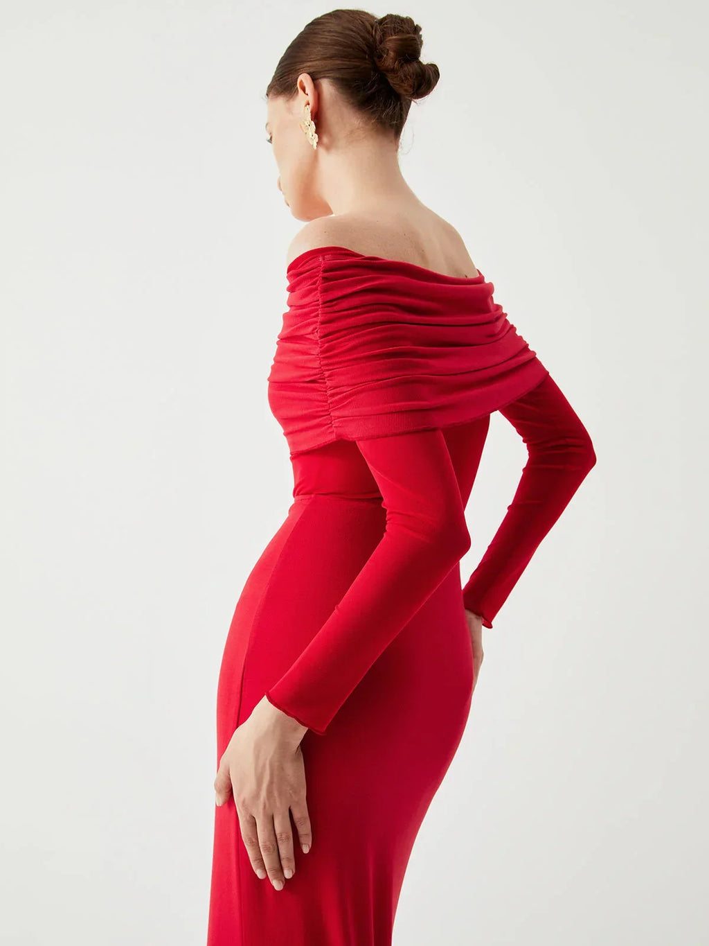 Robe longue ajustée en tissu léger, manches en mesh et épaules dénudées pour un look élégant et décontracté.