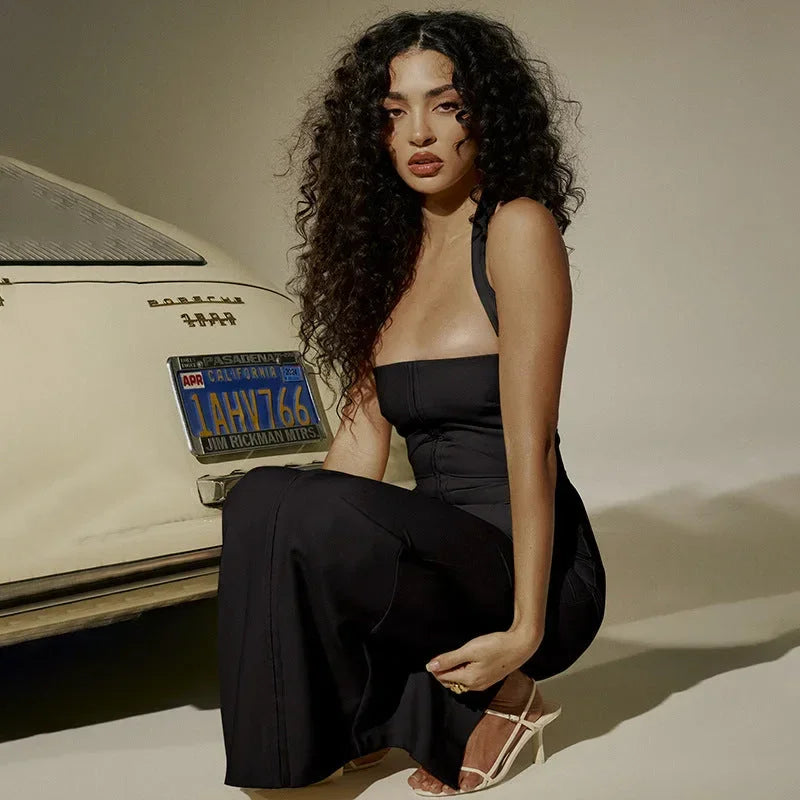 Robe longue ajustée sans manches en tissu léger, avec une fermeture zippée dans le dos pour un ajustement facile et élégant.