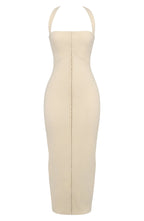 Robe longue ajustée sans manches en tissu léger, avec une fermeture zippée au dos pour un enfilage facile et un style moderne.