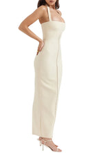 Robe longue ajustée sans manches en tissu léger, avec fermeture zippée au dos et une coupe flatteuse pour toutes les…