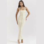 Robe longue ajustée sans manches, en coton stretch, avec une fermeture zippée dans le dos et une silhouette élégante.