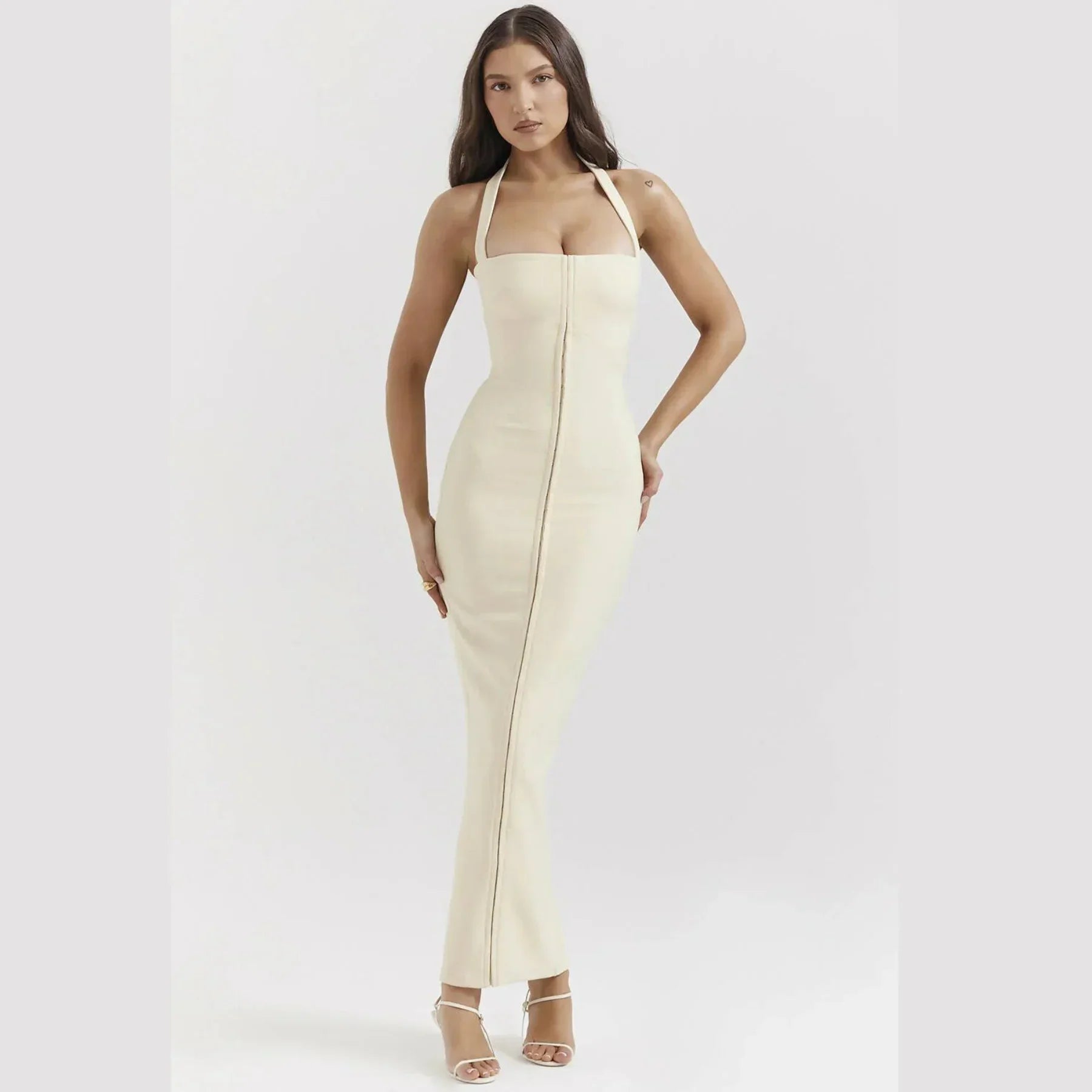 Robe longue ajustée sans manches, en coton stretch, avec une fermeture zippée dans le dos et une silhouette élégante.
