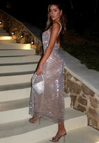 Robe longue argentée à sequins, décolleté carré, fin bretelles, tissu scintillant parfait pour les soirées.