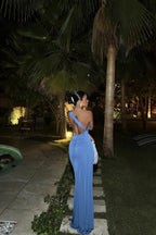 Robe longue asymétrique bleue avec fente sur le côté, sans manches, en tissu léger et fluide, idéale pour soirées d'été.