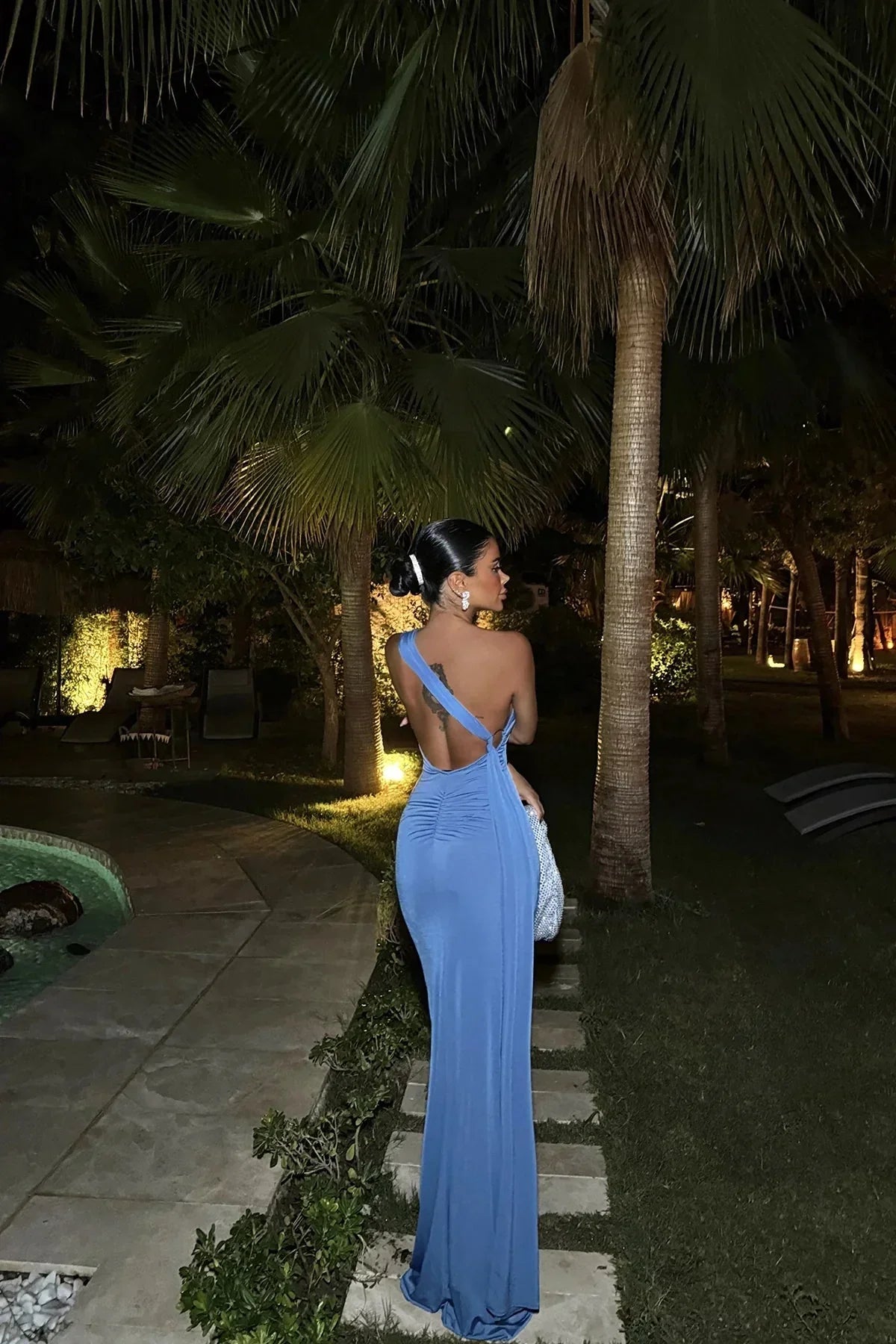 Robe longue asymétrique bleue avec fente sur le côté, sans manches, en tissu léger et fluide, idéale pour soirées d'été.