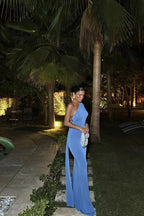 Robe longue asymétrique bleue, fendue sur le côté, sans manches, en tissu léger, idéale pour des soirées élégantes.