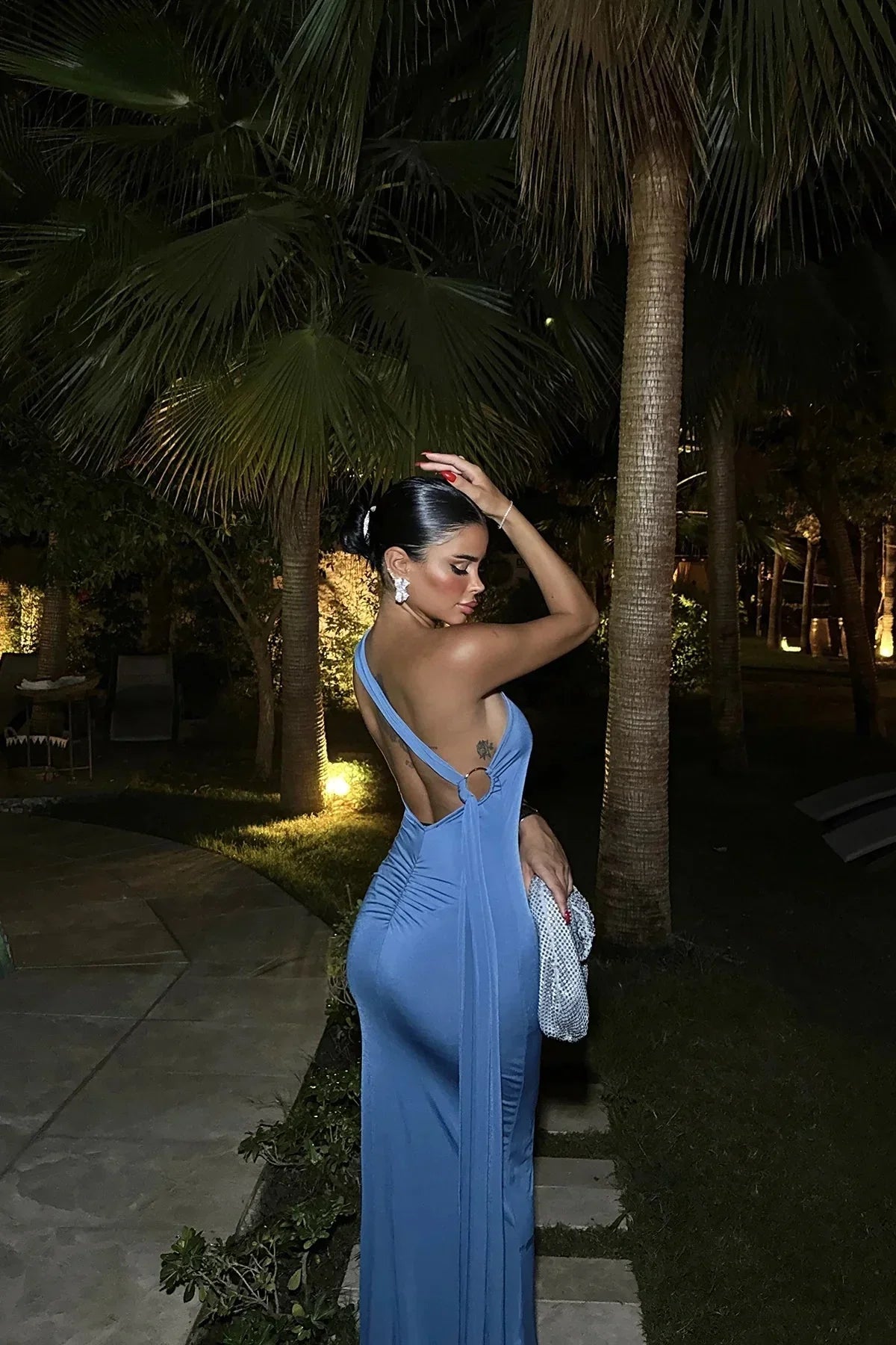 Robe longue asymétrique bleue, fente latérale, sans manches, en tissu léger, idéale pour des soirées estivales.