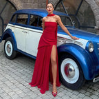 Robe longue asymétrique sans manches avec col bustier, fabriquée en tissu léger et fluide, parfaite pour les soirées élégantes.