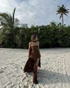 Robe longue asymétrique sans manches avec un col bustier et des couches fluides, parfaite pour les occasions spéciales.