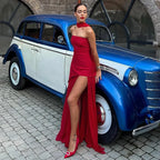 Robe longue asymétrique sans manches avec col bustier, en tissu léger, dotée de plusieurs étages pour un look élégant.