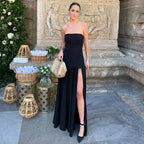 Robe longue asymétrique sans manches avec étages et col bustier, en tissu léger et fluide, idéale pour les soirées.