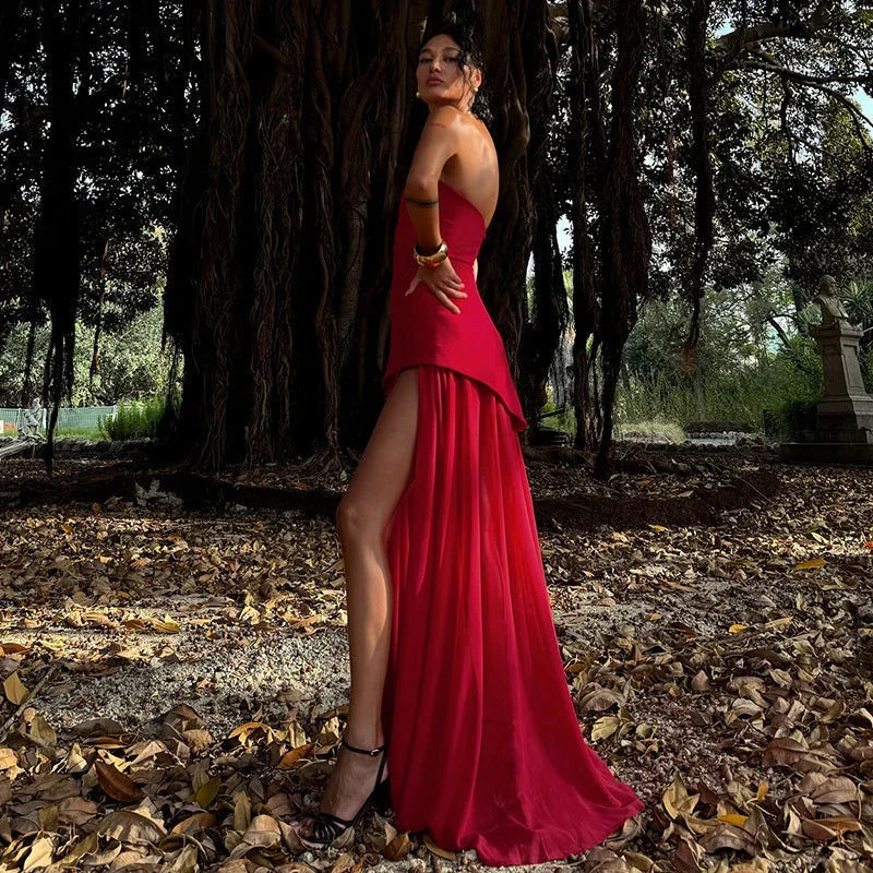 Robe longue asymétrique sans manches en tissu léger, avec un col bustier et des étages fluides pour un look élégant.