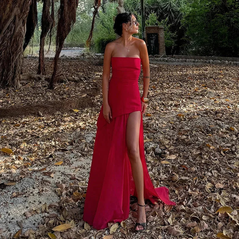 Robe longue asymétrique sans manches, col bustier, en tissu léger, avec étage pour un look élégant et fluide.