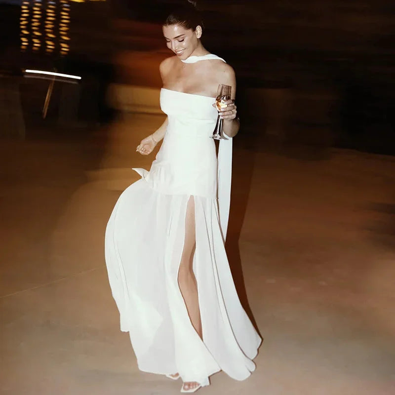 Robe longue asymétrique à étage sans manche, en tissu fluide, avec un col bustier élégant et une coupe moderne pour soirées.