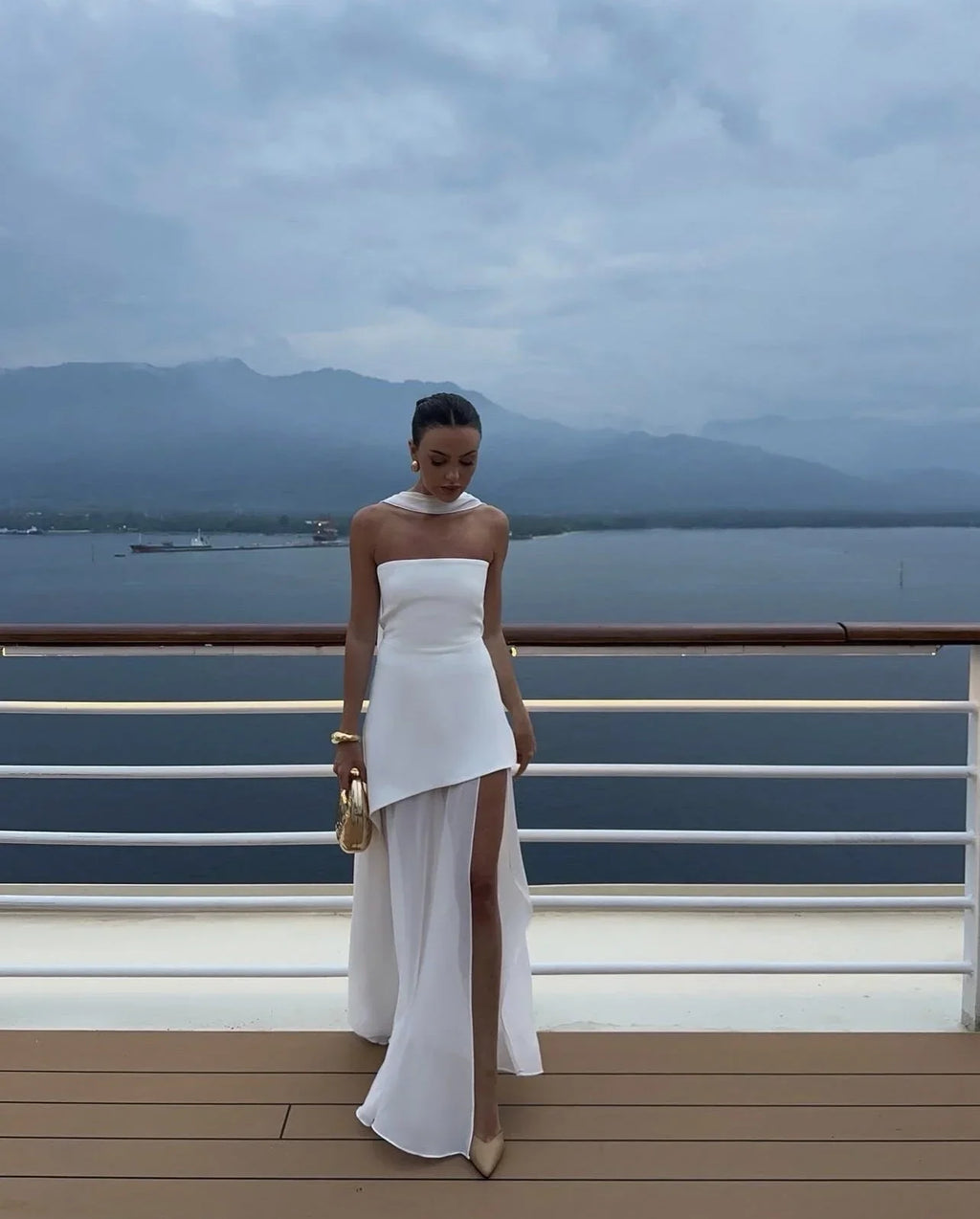 Robe longue asymétrique sans manche avec col bustier et étages, en tissu léger, parfaite pour les soirées d'été.