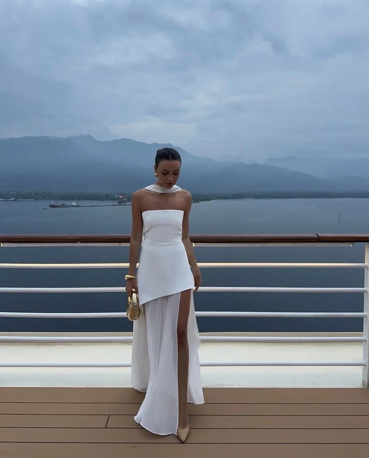 Robe longue asymétrique sans manche avec col bustier et étages, en tissu léger, parfaite pour les soirées d'été.