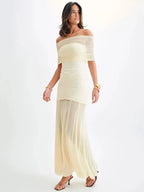 Robe longue bardot en tissu doux, ruchée avec manches courtes et bustier, idéale pour les soirées élégantes.