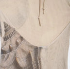 Robe longue beige avec imprimé coquillage, coupe ajustée sans manches et col haut, idéale pour les soirées élégantes.