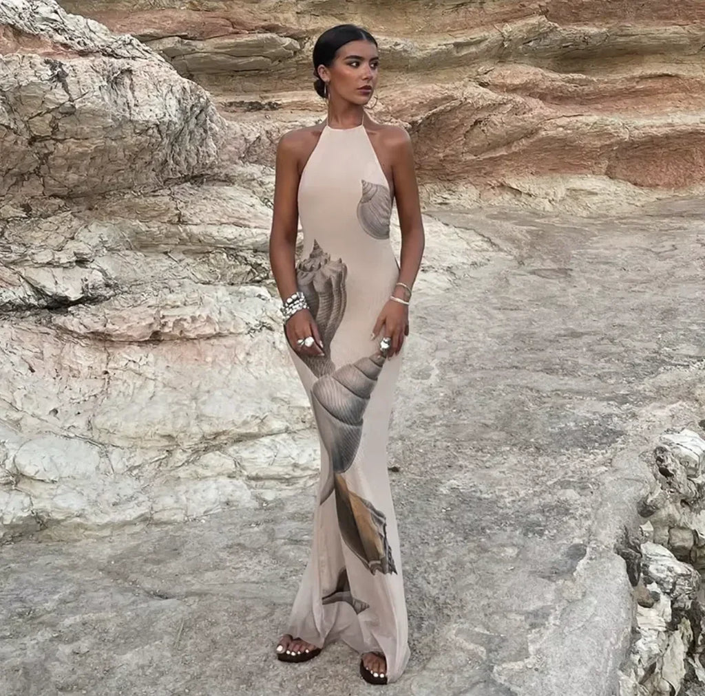 Robe longue beige à imprimé coquillage, sans manches, coupe ajustée et col haut, idéale pour les soirées élégantes.